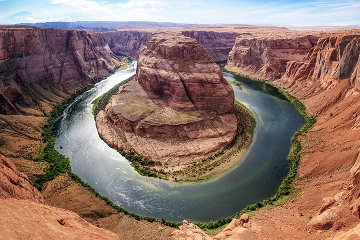 Colorado River curving around Horseshoe Bend seen from the overlook